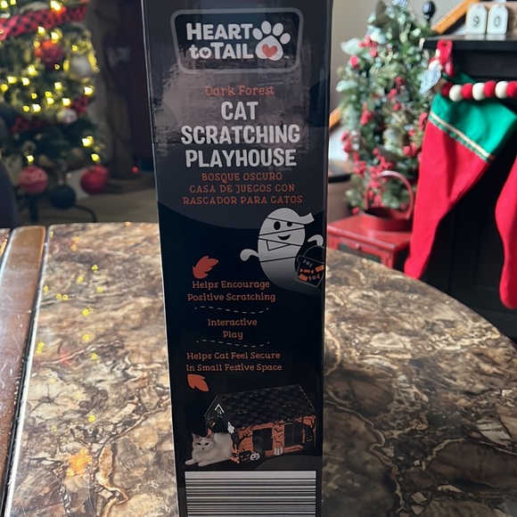 Cat scratching house - Picture 2 of 4